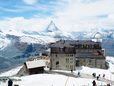 Matterhorn İsviçre manzarasına sahip güzel dağ manzarası.