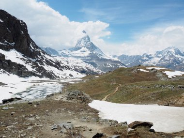 Matterhorn İsviçre manzarasına sahip güzel dağ manzarası.