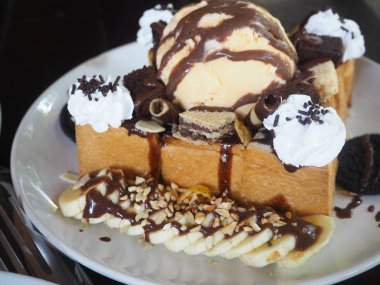 Lezzetli kızarmış ekmek muz ve dondurma