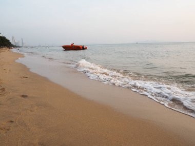 Deniz ve kum gün batımında.