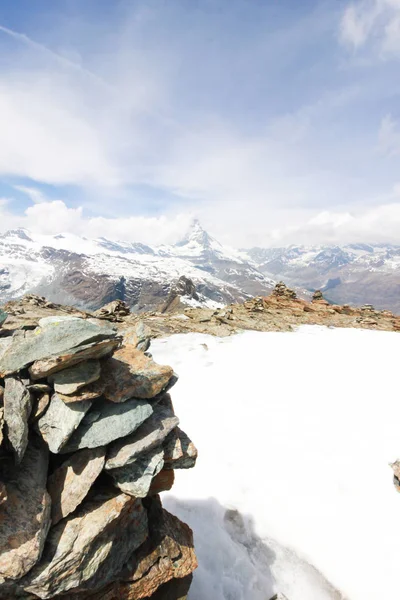 Matterhorn İsviçre manzarasına sahip güzel dağ manzarası.