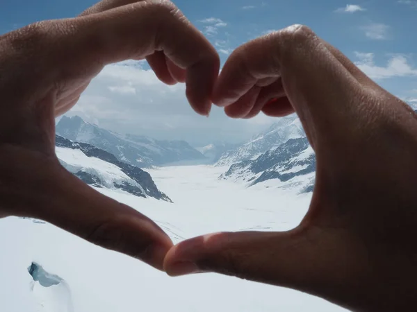 Eli Jungfrau üst Avrupa'da kalp yapmak.