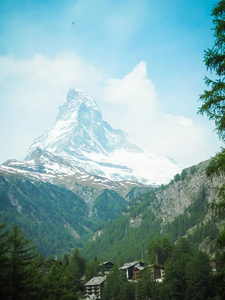 美丽的山风景与马特霍恩的看法形成 Zermatt — 图库照片