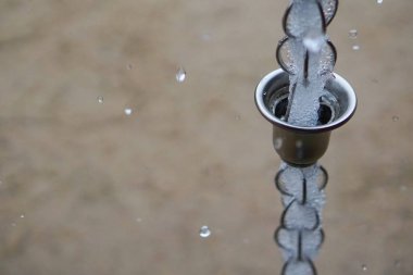 Japon Style zinciri üzerinden akan yağmur.