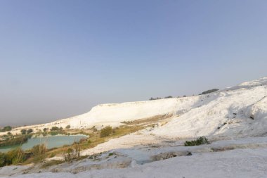 Halk havuzları ve terasların Pamukkale içinde yerleştirir. Güneybatı Türkiye'de pamuk Kalesi, 