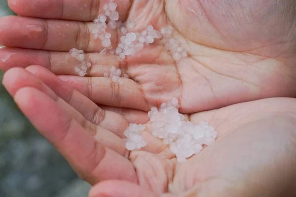 Hagel Vallen Hand Een Donkere Dag — Stockfoto