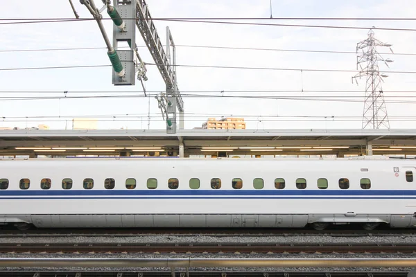 列車は駅から街へ — ストック写真