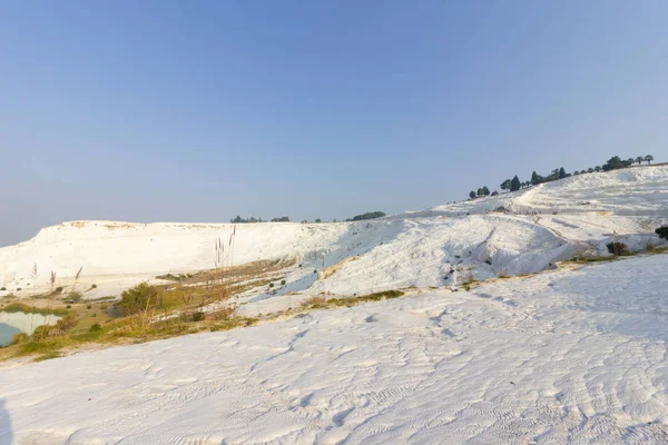 Halk havuzları ve terasların Pamukkale içinde yerleştirir. Güneybatı Türkiye'de pamuk Kalesi, 