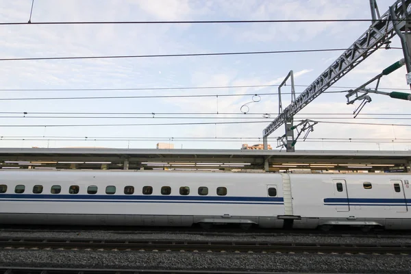 列車は駅から街へ — ストック写真