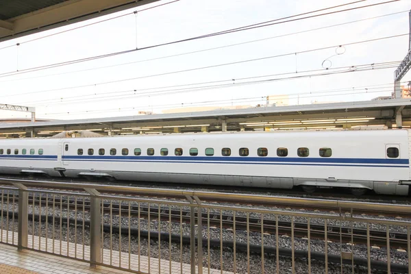 Treno Dalla Stazione Alla Città — Foto Stock