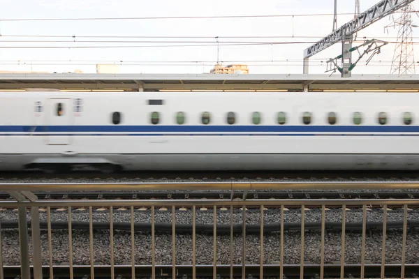 Trem Vai Estação Até Cidade — Fotografia de Stock