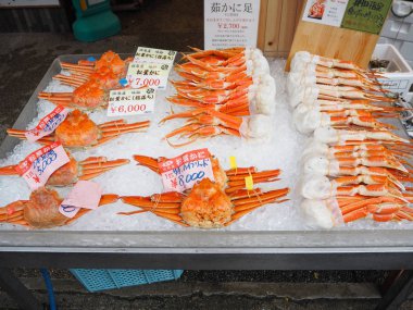 Japon pazarında dev yengeç. Belgili tanımlık metin üstünde belgili tanımlık fiyat etiket Etiketler ve yengeçler hayatta olduğunu söyledi.