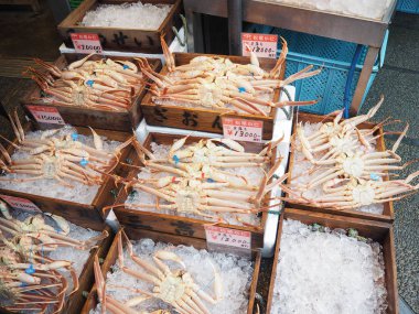 Japon pazarında dev yengeç. Belgili tanımlık metin üstünde belgili tanımlık fiyat etiket Etiketler ve yengeçler hayatta olduğunu söyledi.