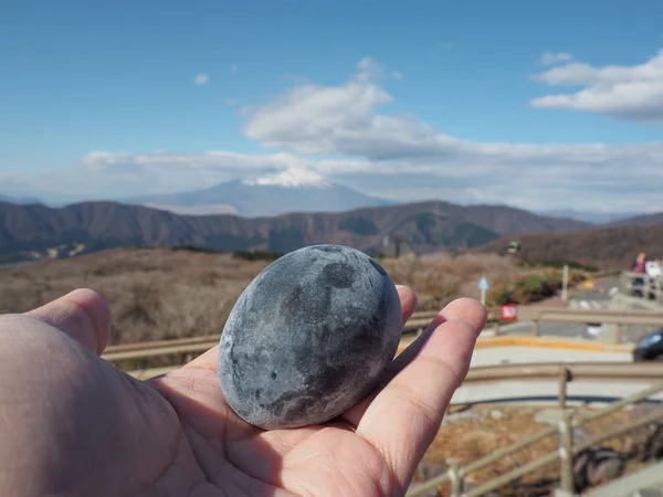 手显示在富士山火山上的黑蛋奥瓦库达尼 — 图库照片