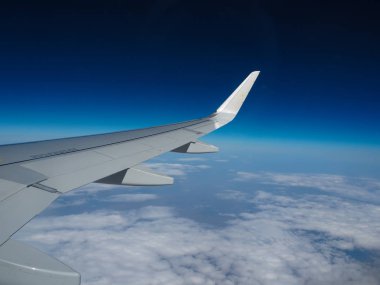 Asya ile uçağın dış görünümü