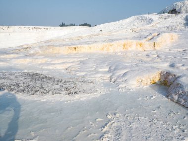 Halk havuzları ve terasların Pamukkale içinde yerleştirir. Güneybatı Türkiye'de pamuk Kalesi, 