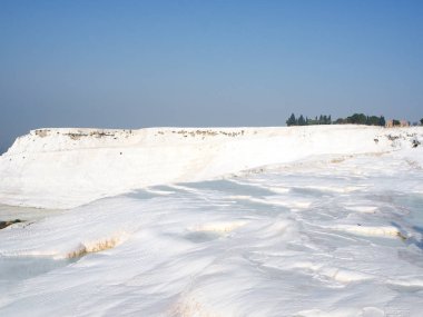 Halk havuzları ve terasların Pamukkale içinde yerleştirir. Güneybatı Türkiye'de pamuk Kalesi, 