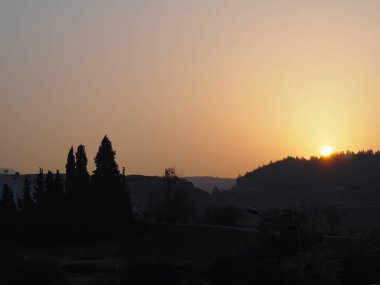 Gün batımında gökyüzünde renkli.