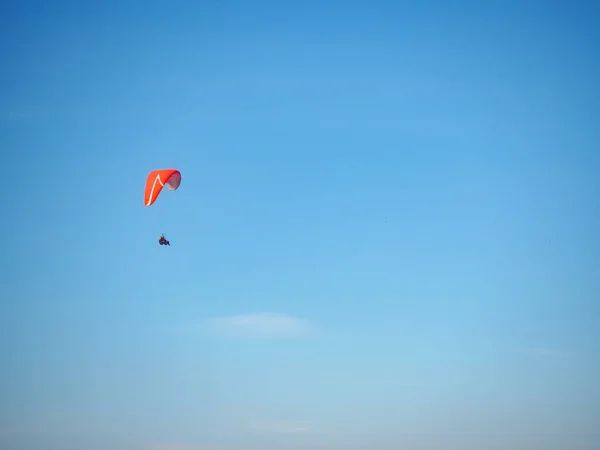 滑翔伞机费特希耶海滨小镇土耳其 — 图库照片