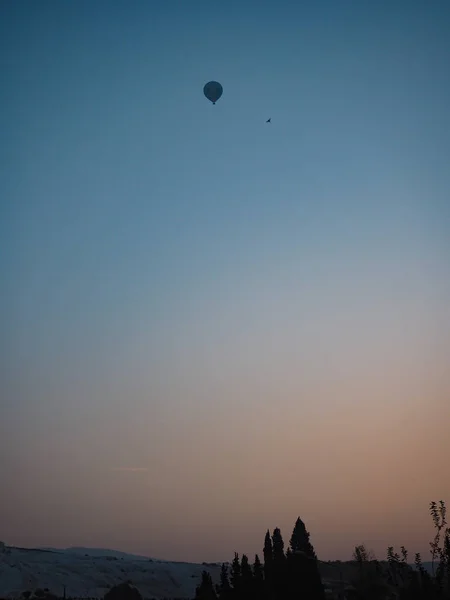 Naturblick Pamukkale Und Heißluftballon — Stockfoto