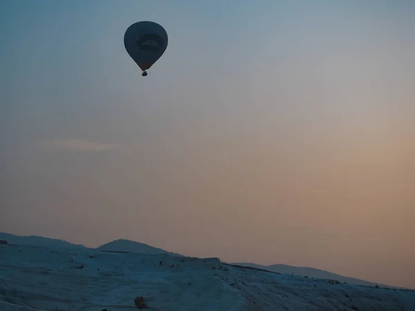 Naturblick Pamukkale Und Heißluftballon — Stockfoto