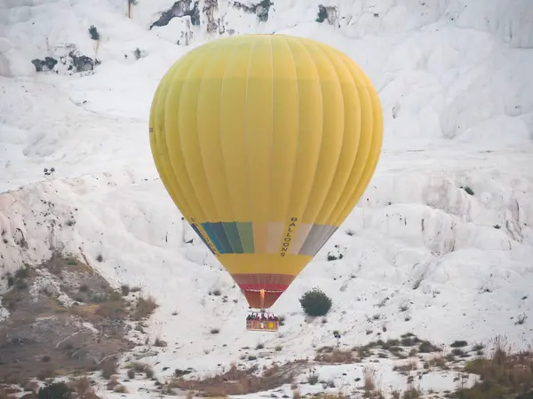 自然景観パムッカレと熱気球 — ストック写真