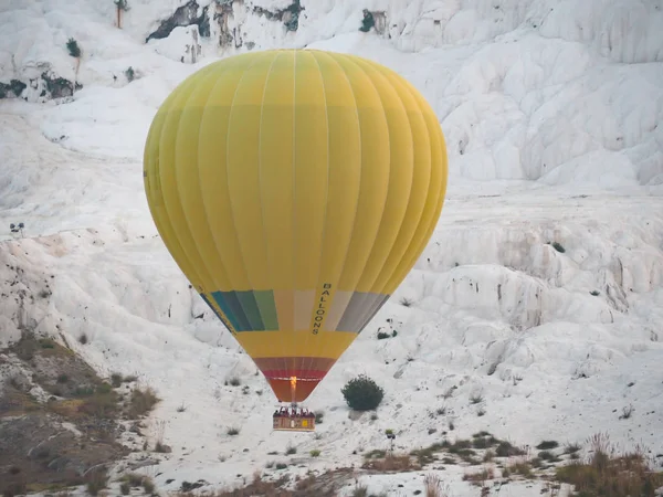 Naturblick Pamukkale Und Heißluftballon — Stockfoto