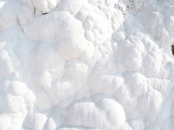 Halk havuzları ve terasların Pamukkale içinde yerleştirir. Güneybatı Türkiye'de pamuk Kalesi, 