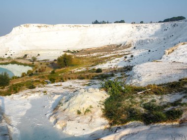 Halk havuzları ve terasların Pamukkale içinde yerleştirir. Güneybatı Türkiye'de pamuk Kalesi, 