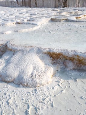 Halk havuzları ve terasların Pamukkale içinde yerleştirir. Güneybatı Türkiye'de pamuk Kalesi, 