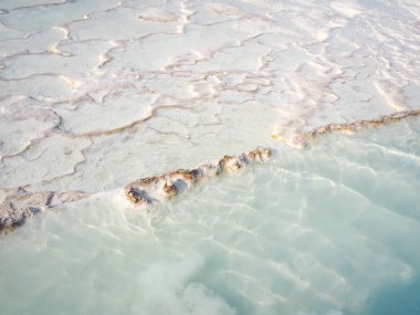 Halk havuzları ve terasların Pamukkale içinde yerleştirir. Güneybatı Türkiye'de pamuk Kalesi, 