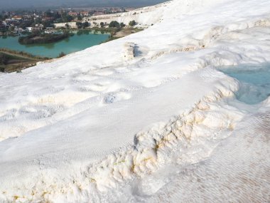 Halk havuzları ve terasların Pamukkale içinde yerleştirir. Güneybatı Türkiye'de pamuk Kalesi, 