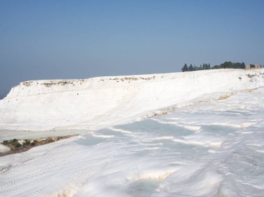 Halk havuzları ve terasların Pamukkale içinde yerleştirir. Güneybatı Türkiye'de pamuk Kalesi, 