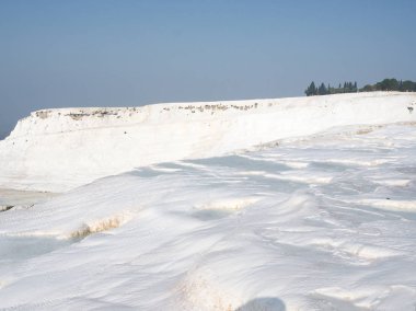 Halk havuzları ve terasların Pamukkale içinde yerleştirir. Güneybatı Türkiye'de pamuk Kalesi, 