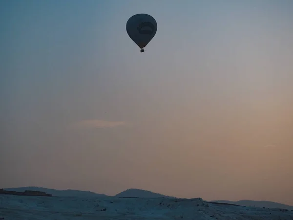 Φυσικό Άποψη Παμούκαλε Και Θερμού Αέρα Μπαλόνι — Φωτογραφία Αρχείου