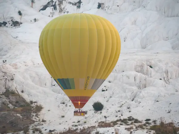 自然景観パムッカレと熱気球 — ストック写真