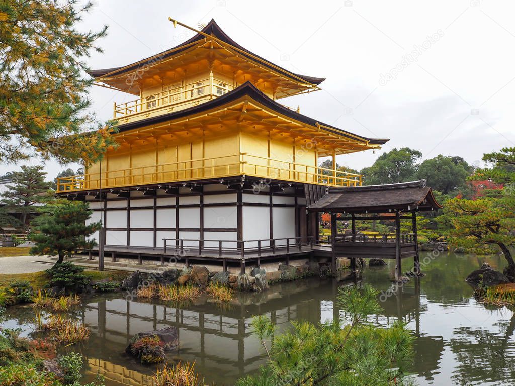 Kinkakuji Temple, Japan's famous tourist destination, is beautiful and peaceful.