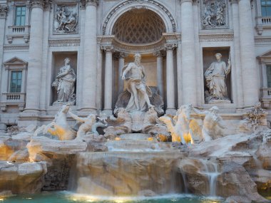Fontana di Trevi, İtalya'da popüler bir turizm merkezi olmak