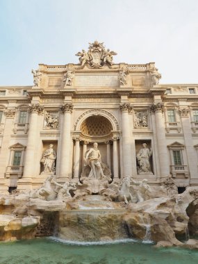 Fontana di Trevi, İtalya'da popüler bir turizm merkezi olmak