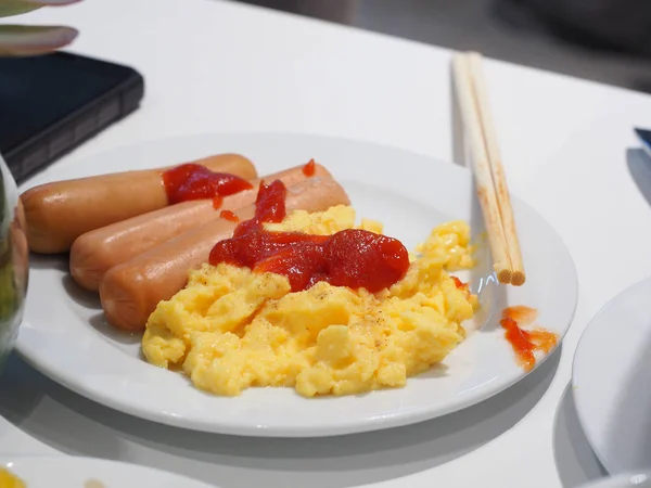 Сніданок в азіатському стилі готелі для туристів — стокове фото