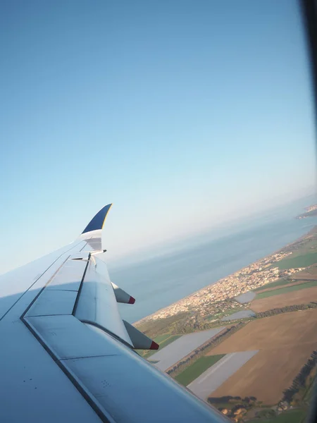 비행기 날개와 보기 비행기에서 사진 찍기 — 스톡 사진