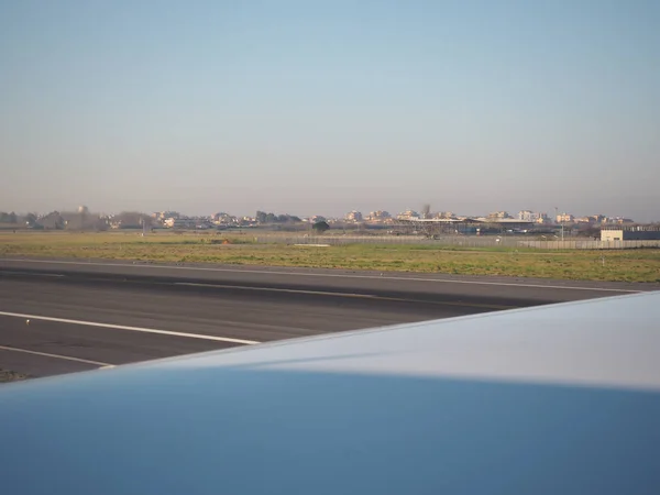 Plane wings and views Take pictures in the plane — Stock Photo, Image