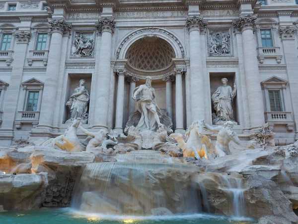 Fontana di Trevi, popularny cel turystyczny we Włoszech z być — Zdjęcie stockowe