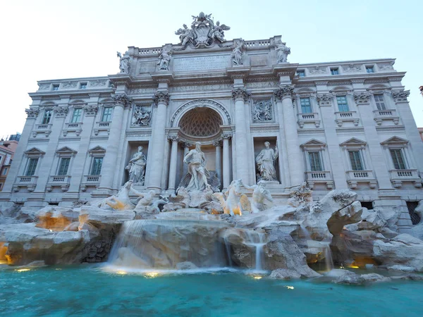 Fontana di Trevi, um destino turístico popular na Itália com ser — Fotografia de Stock