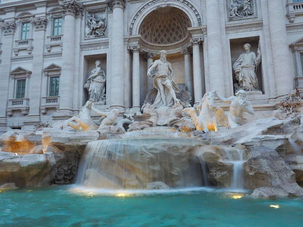 Fontana di Trevi, popularny cel turystyczny we Włoszech z być — Zdjęcie stockowe