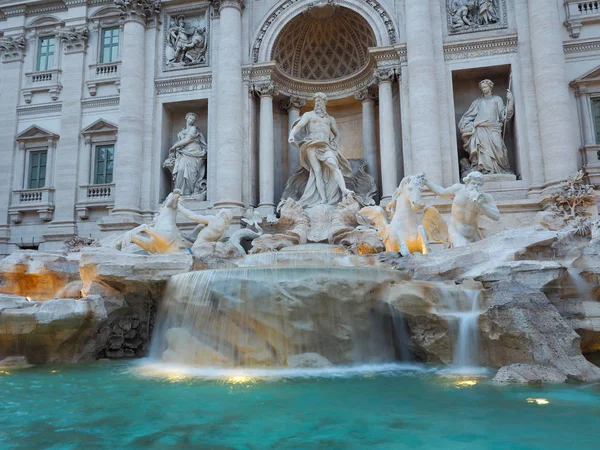 Fontana di Trevi, popularny cel turystyczny we Włoszech z być — Zdjęcie stockowe