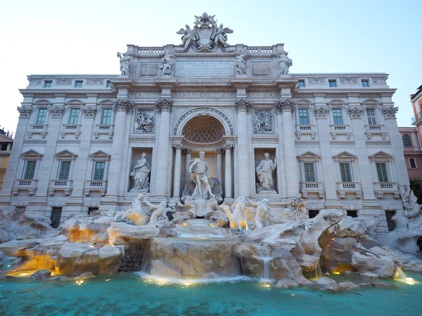 Fontana di Trevi, um destino turístico popular na Itália com ser — Fotografia de Stock