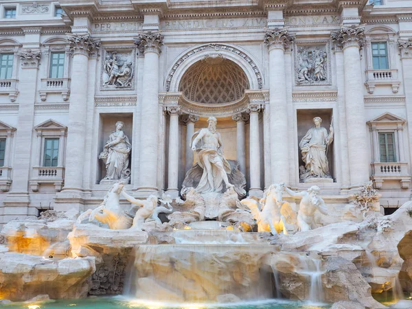Fontana di Trevi, popularny cel turystyczny we Włoszech z być — Zdjęcie stockowe