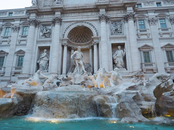 Fontana di Trevi, um destino turístico popular na Itália com ser — Fotografia de Stock