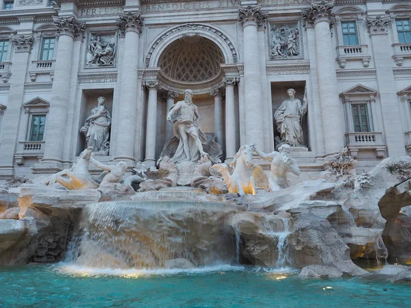 Fontana di Trevi, popularny cel turystyczny we Włoszech z być — Zdjęcie stockowe